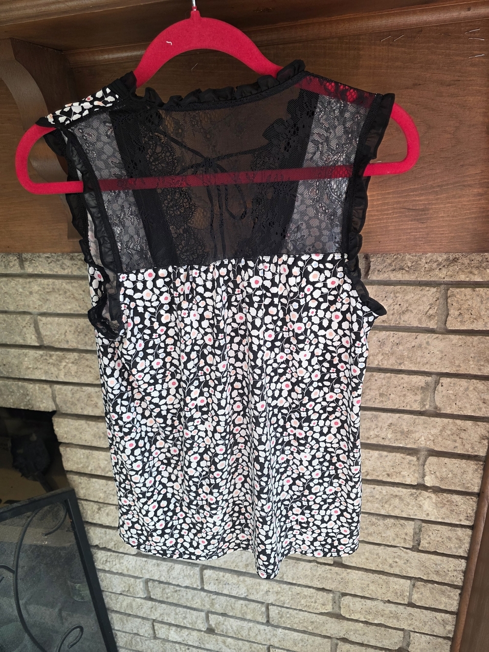 Express Black Floral Lace-Trim Sleeveless Top - Picture 4 of 6